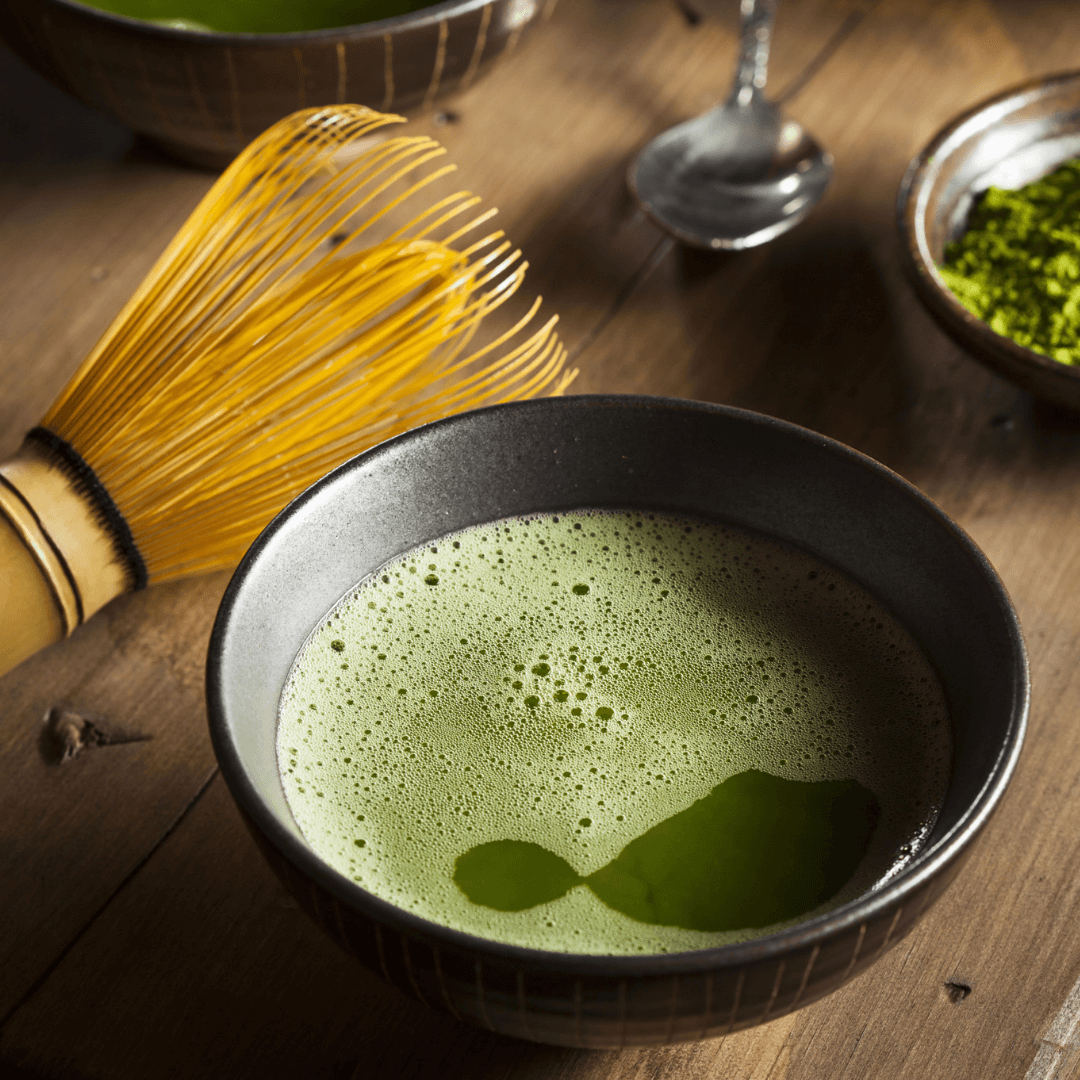 Traditionel matcha-te i skål med bambuspiskeris og grønt matcha-pulver – japansk grøn te klar til brygning.